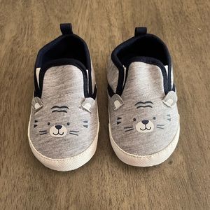 Pair of shoes for baby size 6-9M Carters